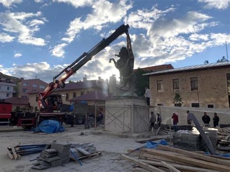 B­a­y­b­u­r­t­­t­a­ ­s­ö­k­ü­l­e­n­ ­­A­t­a­t­ü­r­k­ ­h­e­y­k­e­l­i­­ ­y­e­r­i­n­e­ ­k­o­n­u­l­d­u­ ­-­ ­S­o­n­ ­D­a­k­i­k­a­ ­H­a­b­e­r­l­e­r­